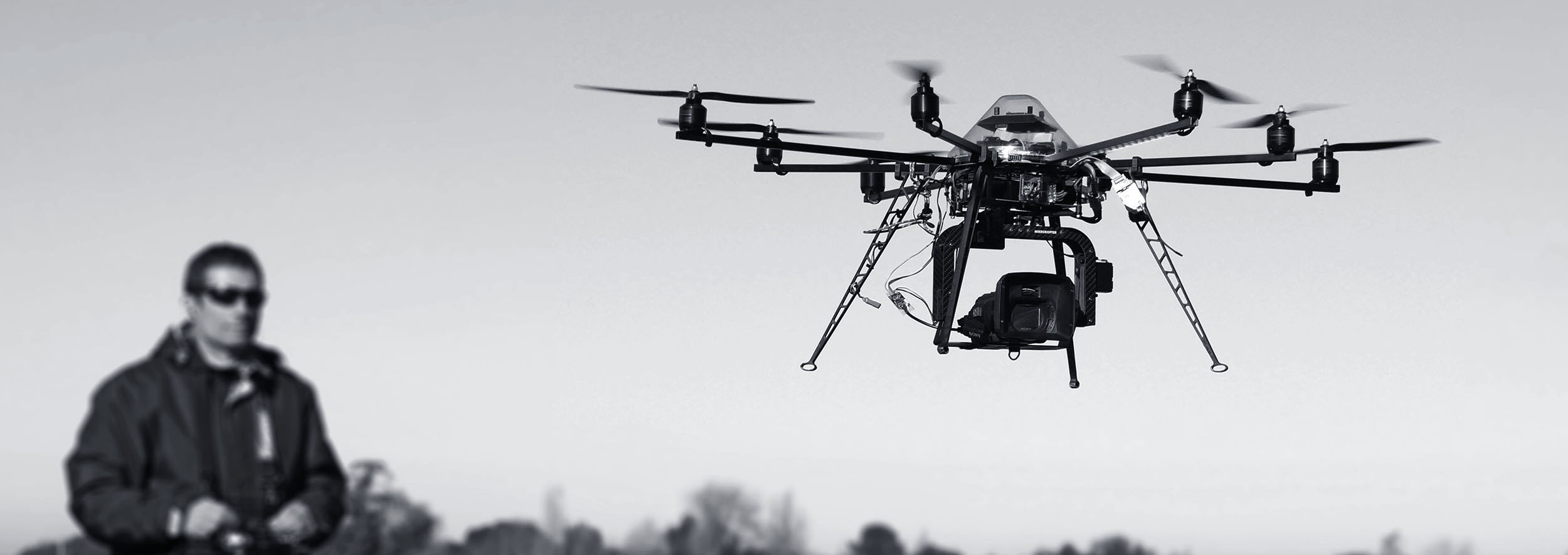 Cette photo represente Mathieu Chambraud en train de piloter un drone professionnel